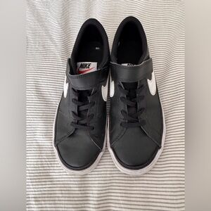 Youth Nike shoes - size 3. Black and white
